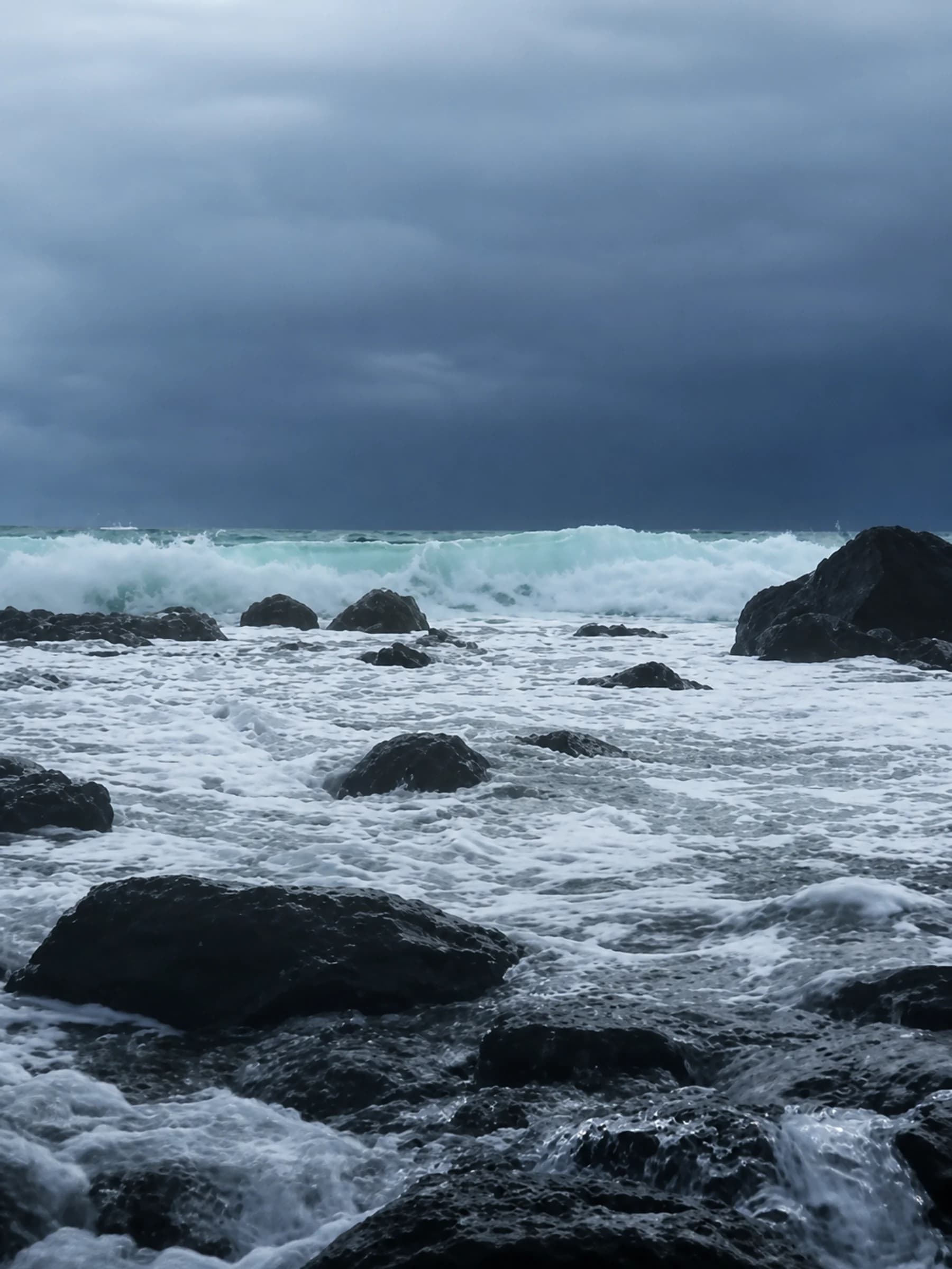 Rivage rocheux sous un ciel couvert