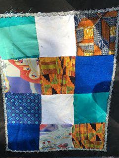 Assemblage textile coloré réalisé en atelier